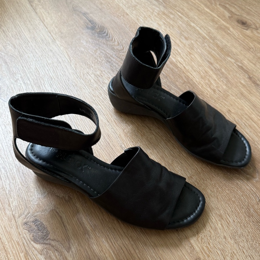 The Flexx Wedge Sandals - Picture 9 of 11